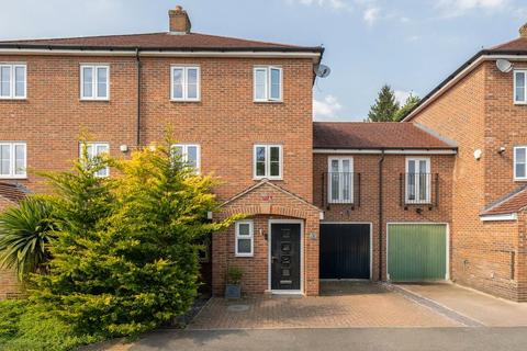 Albanwood, Hertfordshire WD25 5 bed link detached house for sale