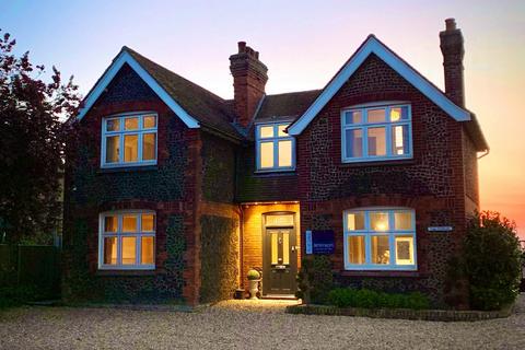 Dover Road, Walmer, CT14 3 bed detached house for sale