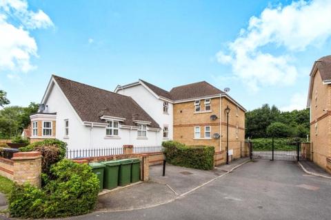 Lyster Mews, Surrey KT11 2 bed flat for sale