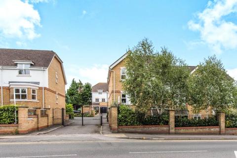 Lyster Mews, Surrey KT11 2 bed flat for sale