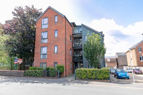 Cantelupe Road, East Grinstead RH19 2 bed flat for sale