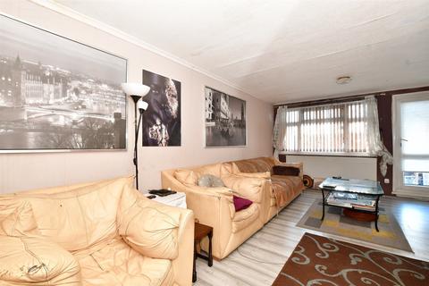 Nelson Close, Croydon, Surrey 2 bed maisonette for sale