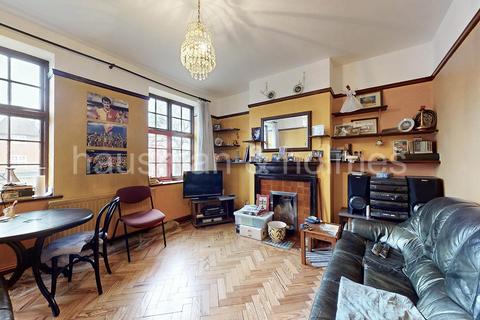 The Market Place, NW11 2 bed flat for sale