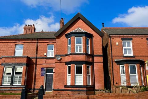 Kiln Lane, Dentons Green 4 bed semi