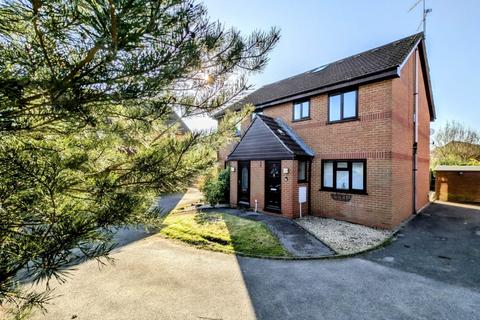 Alexandra Court, Bordon GU35 4 bed semi