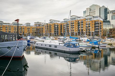 St. Katharine Docks, Wapping, E1W 2 bed houseboat for sale