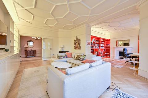 Evelyn Mansions, Victoria, London, SW1P 3 bed flat for sale
