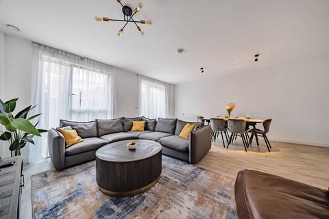 Castle Street, Upton Park, London, E13 3 bed maisonette for sale