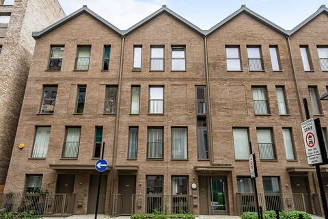 Castle Street, Upton Park, London, E13 3 bed maisonette for sale