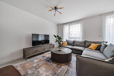 Castle Street, Upton Park, London, E13 3 bed maisonette for sale