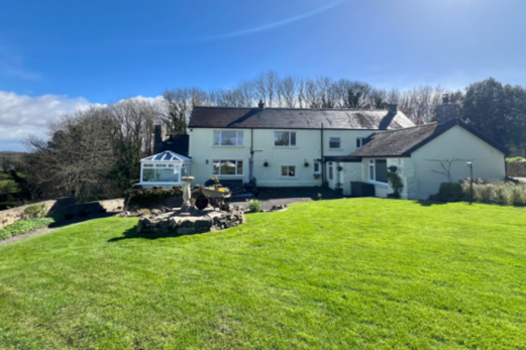 COUNTRY HOUSE 0.75 acres, Brockwells... 5 bed detached house for sale