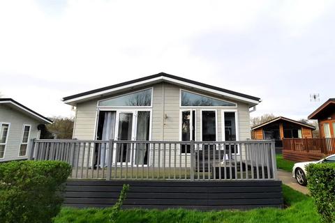 Roydon Marina Village, Roydon 3 bed park home for sale