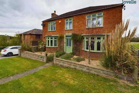 Gainsborough Road, Glentham, LN8 4 bed detached house for sale