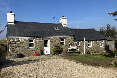 Sarn Pwllheli LL53 8EY 2 bed property with land for sale