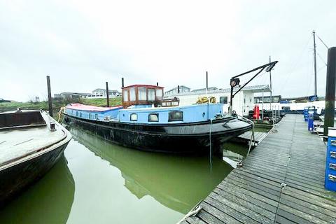 Vicarage Lane, Hoo ME3 2 bed houseboat for sale