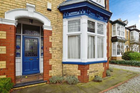South Street, East Riding of... 5 bed semi