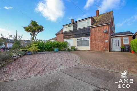 Manfield Gardens, St. Osyth CO16 4 bed semi