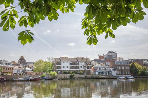 Queens Reach, Kingston Upon Thames KT1 2 bed apartment for sale