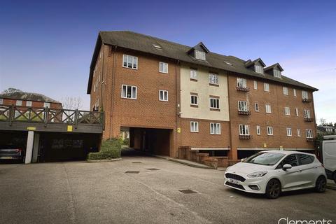 Alexandra Road, Hemel Hempstead HP2 2 bed flat for sale