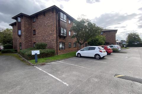 St Catherines Lodge, Lammas Road... 2 bed apartment for sale