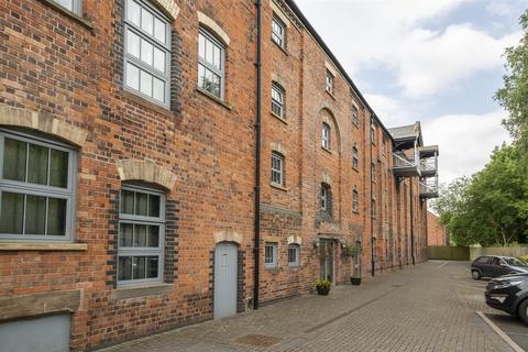 The Malt House, Cairns Close, Lichfield 2 bed apartment for sale