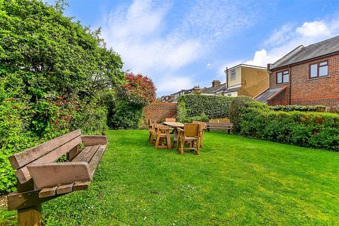 Station Road, Sutton, Surrey 2 bed flat for sale