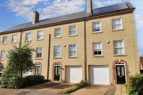 St Michaels Avenue, Aylsham 3 bed townhouse for sale