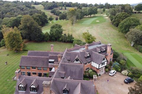 Neb Lane, Oxted, Surrey, RH8 3 bed apartment for sale