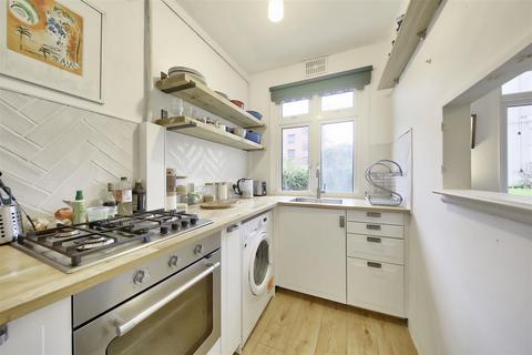 Brixton Hill Court, Brixton SW2 2 bed flat for sale