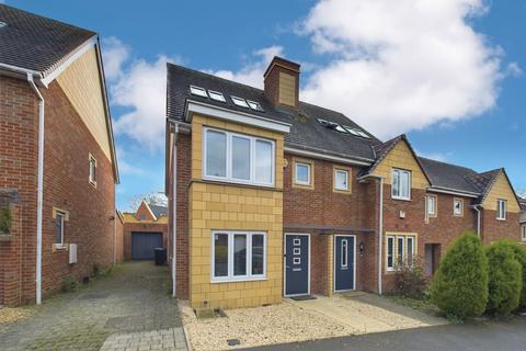 Kennedy Avenue, High Wycombe 4 bed semi