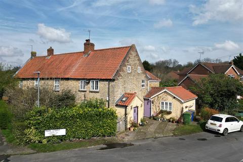 Main Street, Elloughton 3 bed cottage for sale