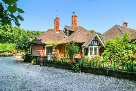 Cheveley Park, Cheveley CB8 3 bed cottage for sale