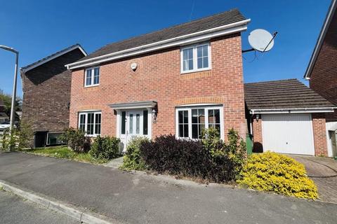 HUSSARS DRIVE, THATCHAM RG19 3 bed detached house for sale