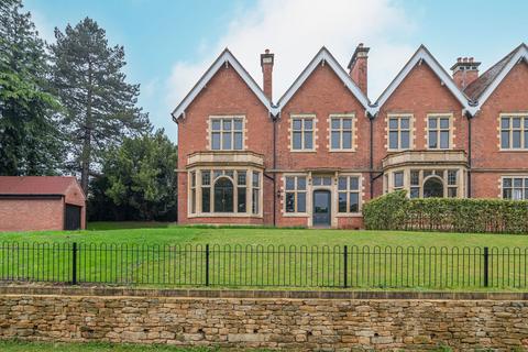 5 bedroom semi-detached house for sale