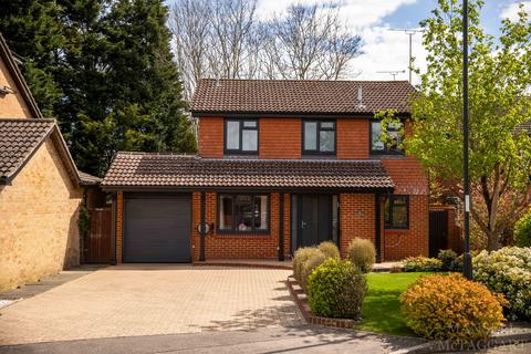 Ticehurst Close, Crawley RH10 5 bed detached house for sale