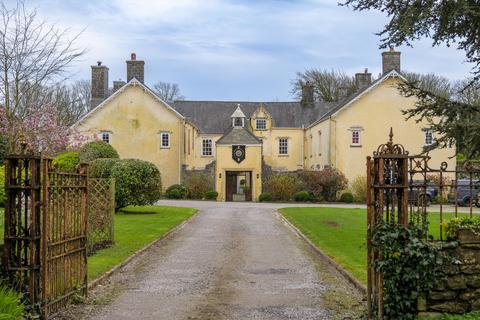 An 8/9 bedroom detached house in... 5 bed detached house for sale