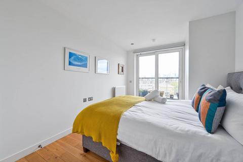 Tarves Way, Greenwich, London, SE10 2 bed penthouse for sale