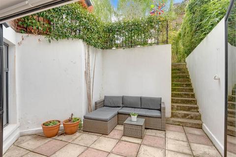 Belsize Avenue, Belsize Park NW3 3 bed flat for sale