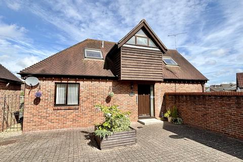 2 bedroom detached house for sale