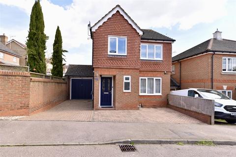 3 bedroom link detached house for sale