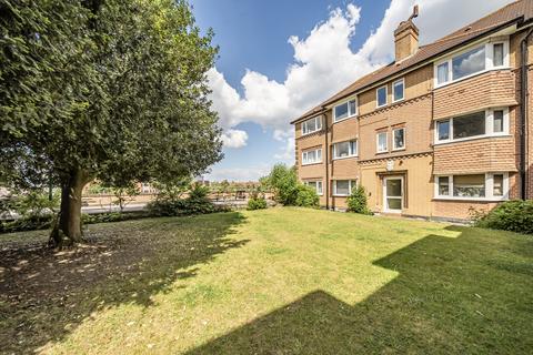 South Bank, Surbiton, KT6 2 bed flat for sale