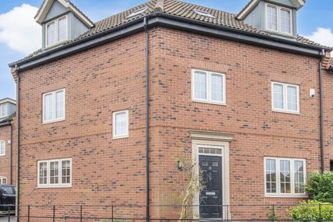 5 bedroom link detached house for sale