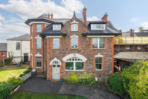 8 bedroom detached house for sale