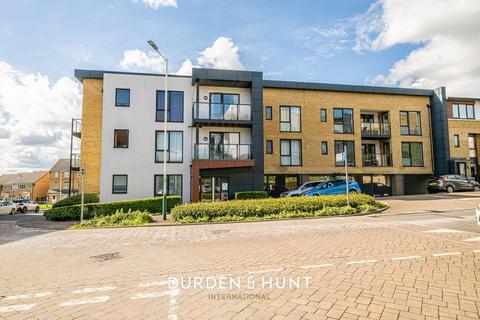 Larch Place, Romford, RM3 2 bed apartment for sale