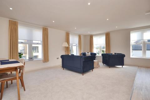 3 bedroom flat for sale