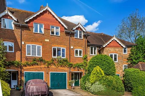 WALLIS MEWS, LEATHERHEAD, KT22 3 bed house for sale