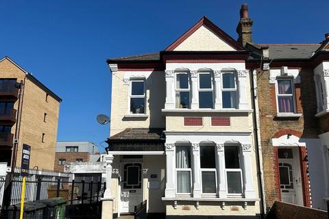 Davenport Road, Catford, London, SE6 2 bed flat for sale