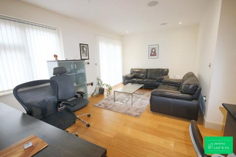 Station Close, Woodside Park, N12 2 bed flat for sale