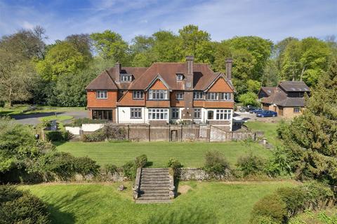 Chestnut Avenue, Westerham, Kent, TN16 8 bed detached house for sale