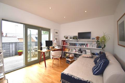 Queens Road, Weybridge, KT13 1 bed apartment for sale